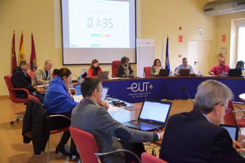 La rectora, presidiendo el Consejo de Gobierno.